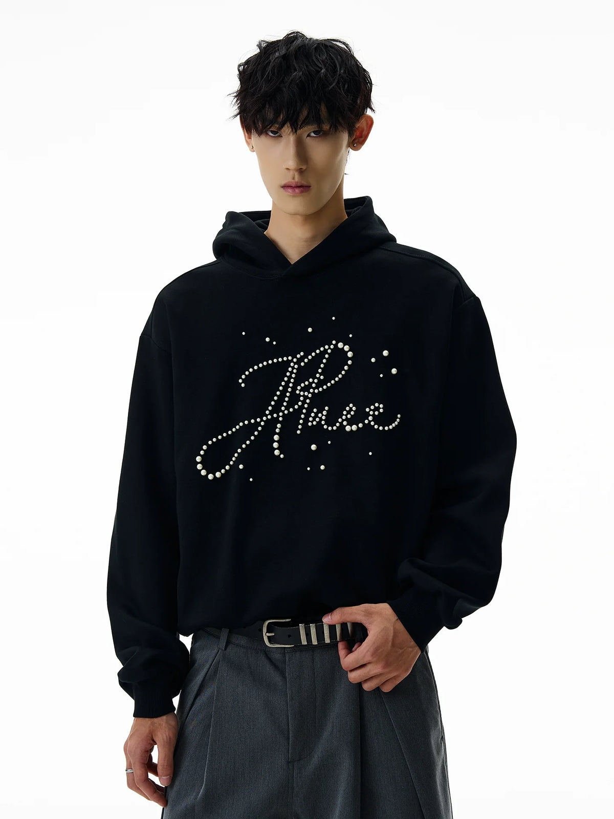 A PUEE Letter Pearl Short Front Shoulder Ruffian Sweater