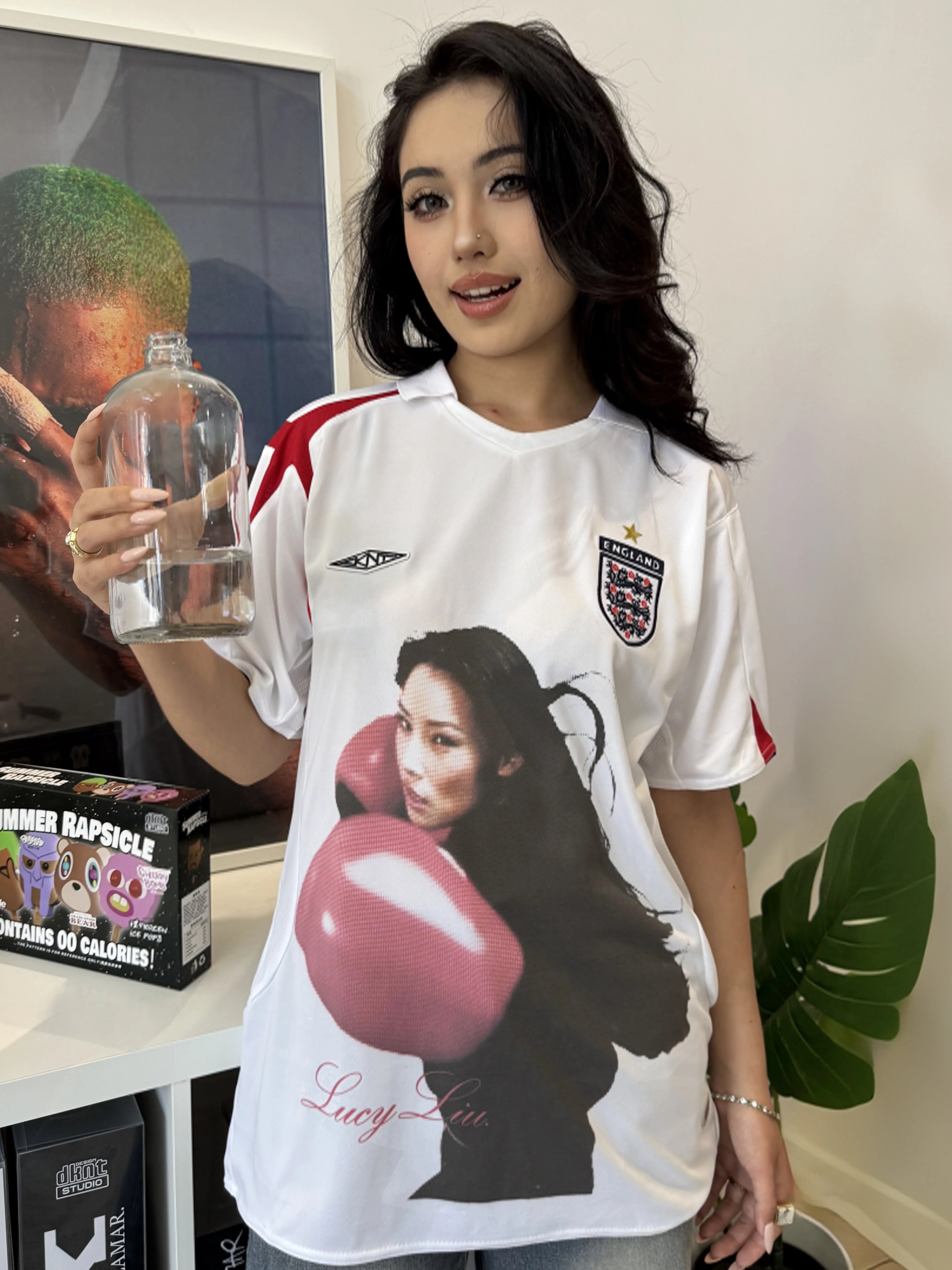 REMAKE Red Gloves Portrait Retro Jersey Tee