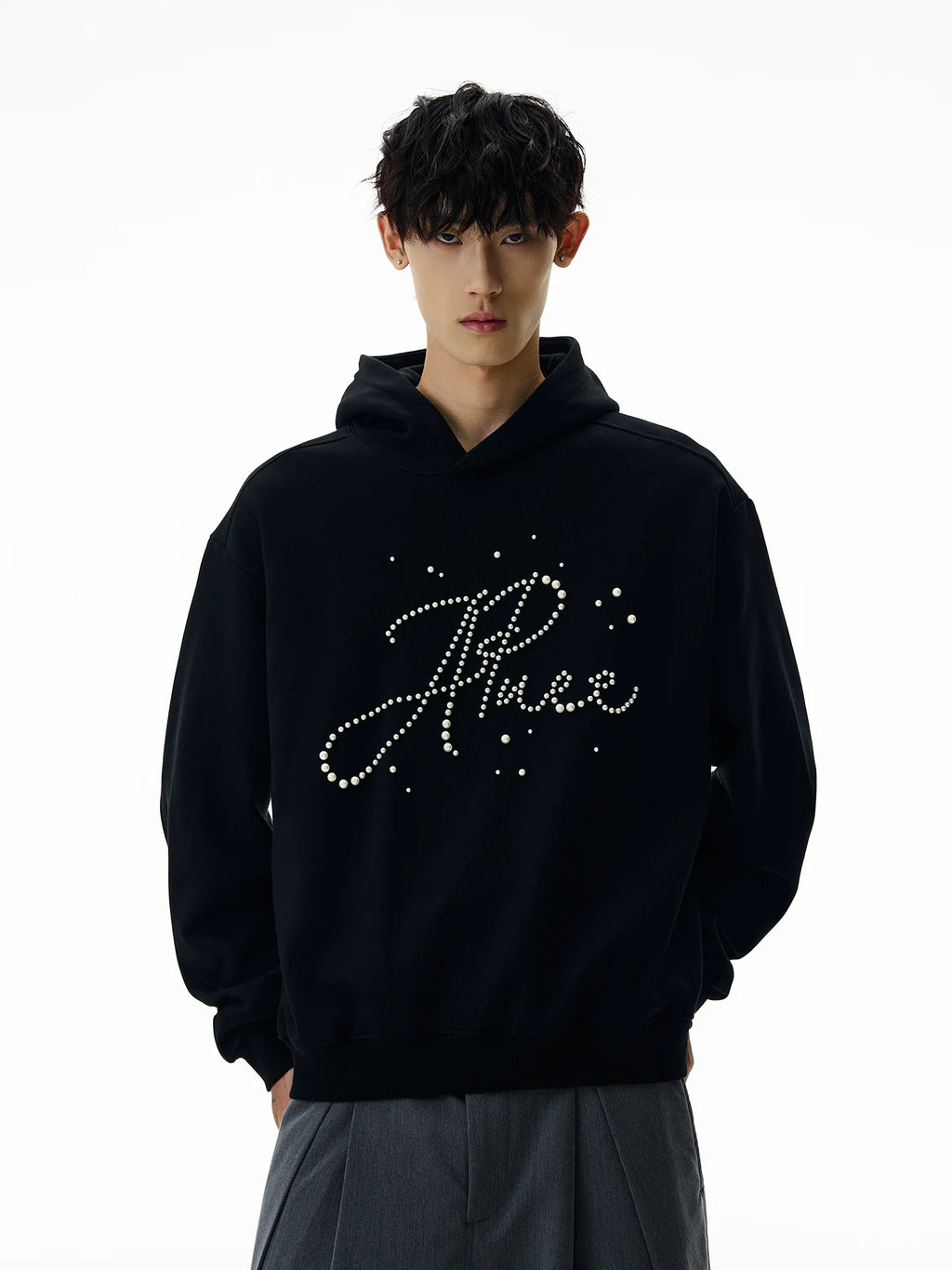 A PUEE Letter Pearl Short Front Shoulder Ruffian Sweater