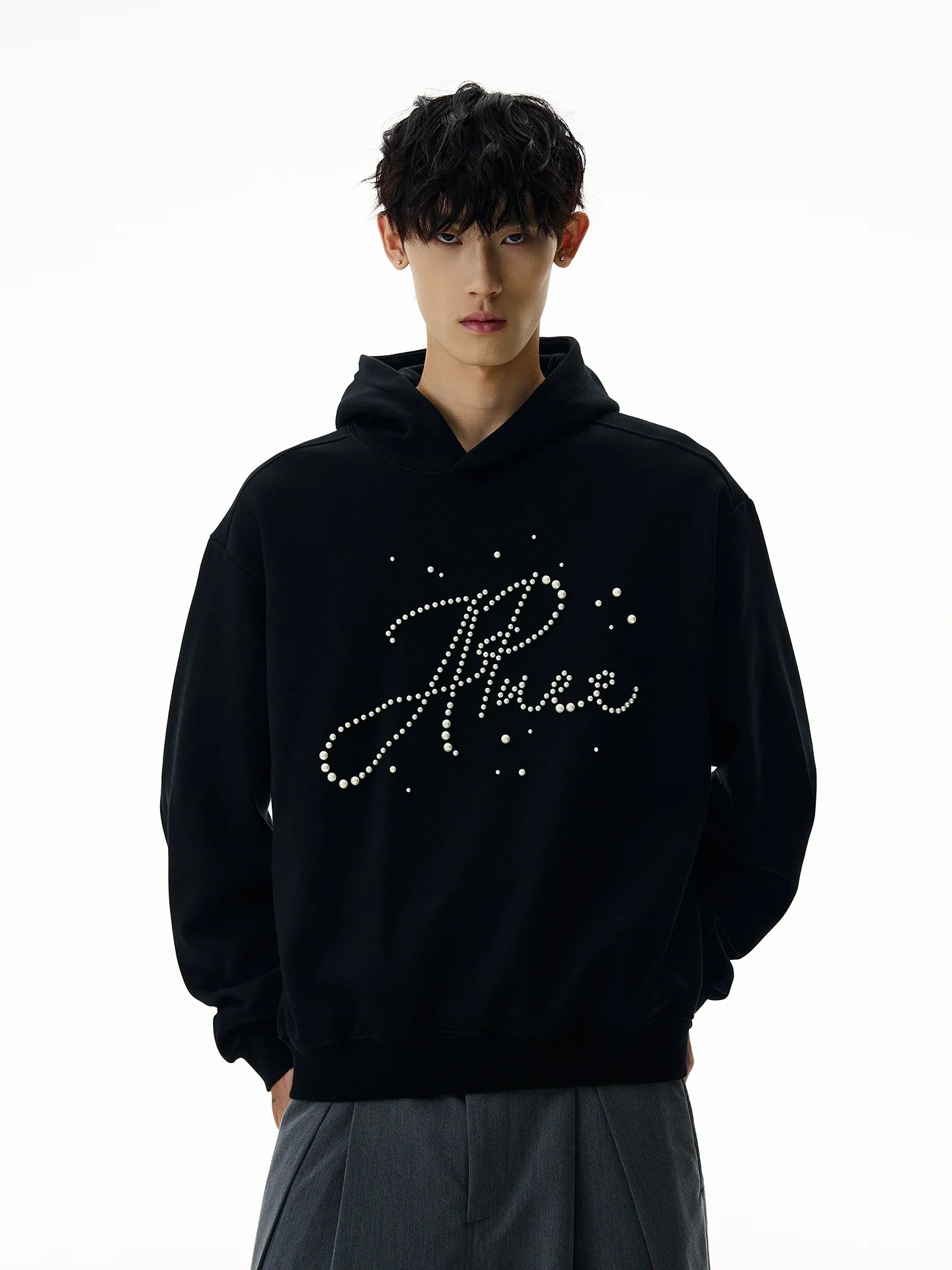 A PUEE Letter Pearl Short Front Shoulder Ruffian Sweater