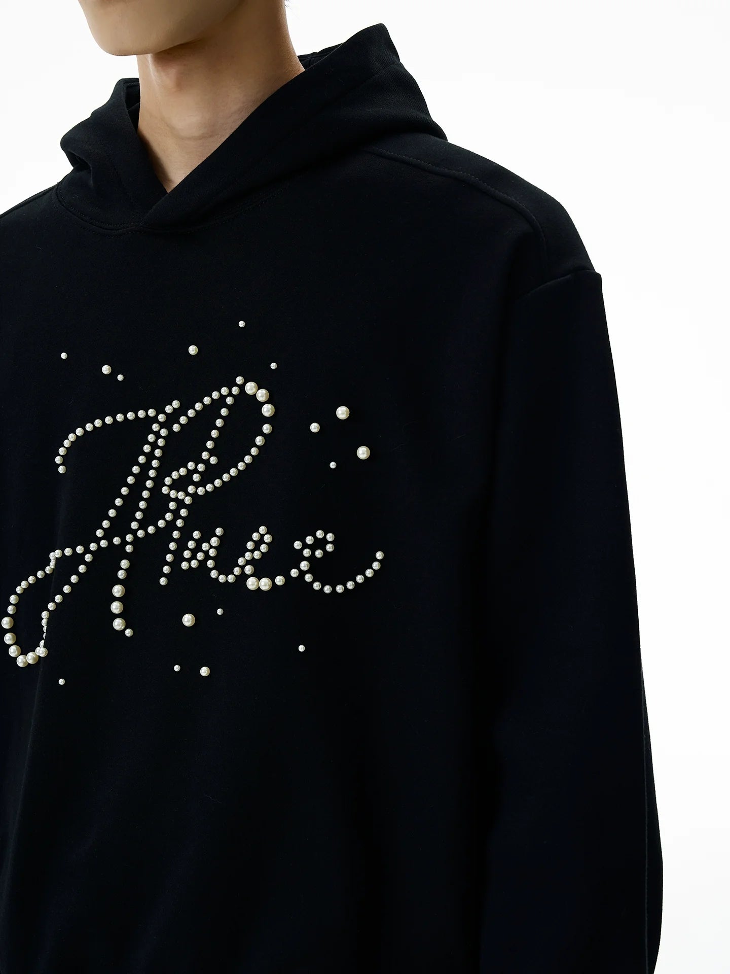 A PUEE Letter Pearl Short Front Shoulder Ruffian Sweater