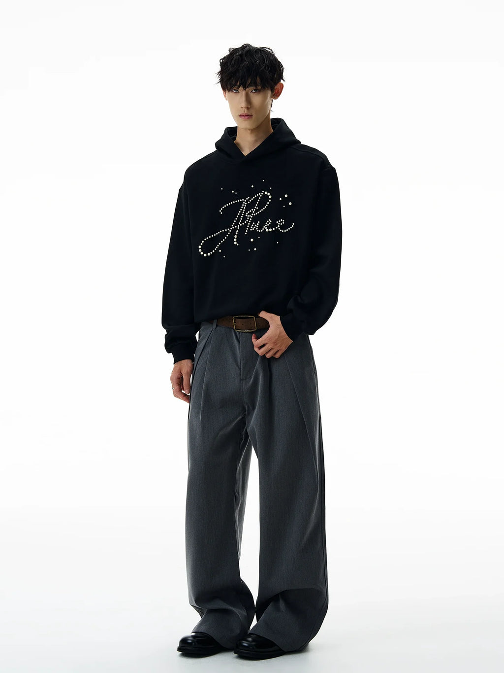 A PUEE Letter Pearl Short Front Shoulder Ruffian Sweater