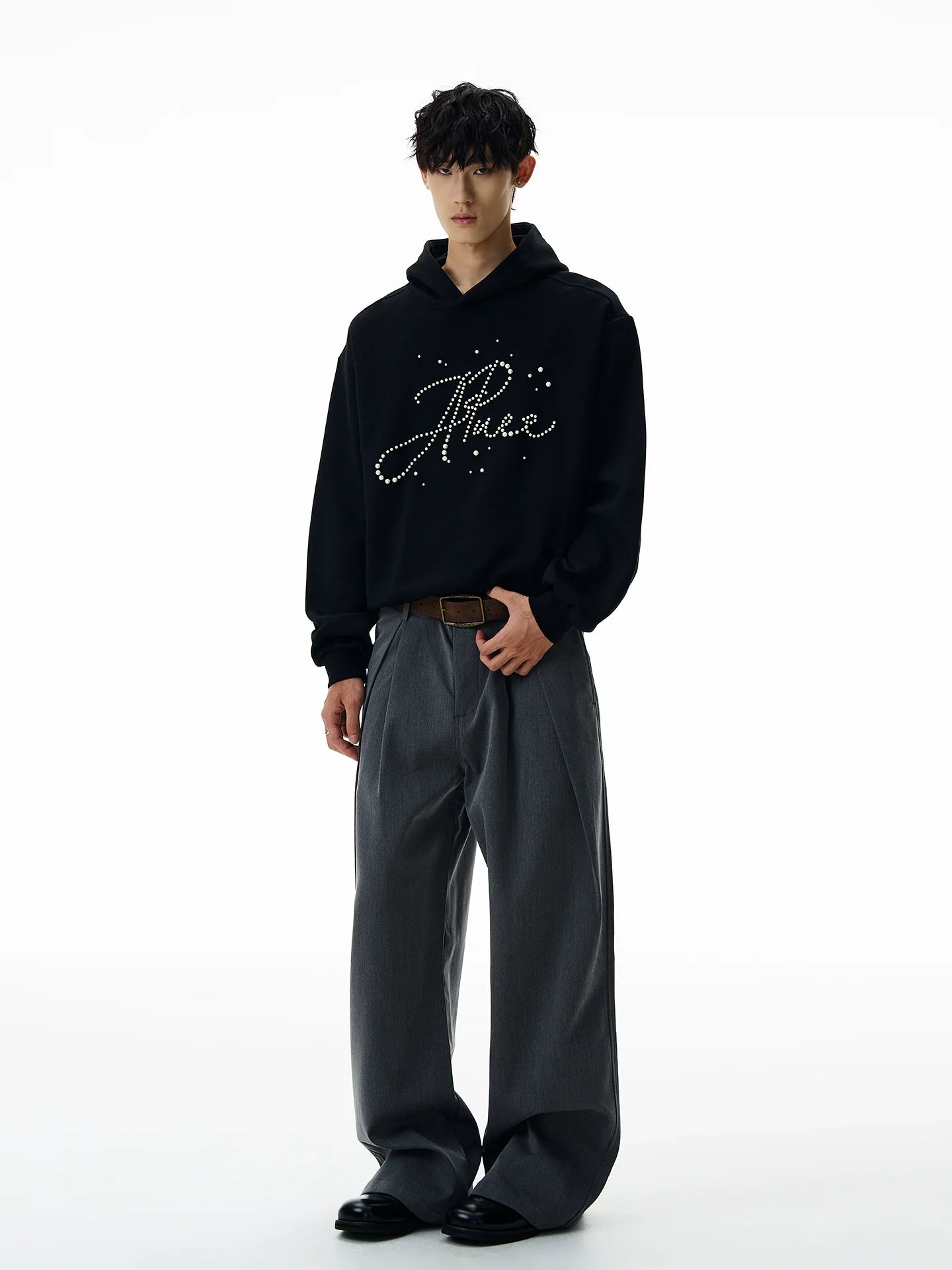 A PUEE Letter Pearl Short Front Shoulder Ruffian Sweater